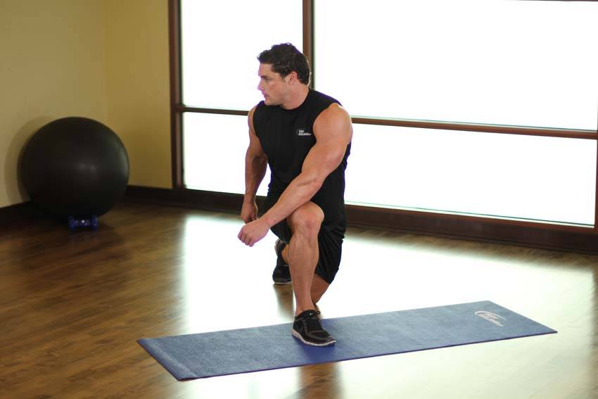 Crossover Reverse Lunge — End position