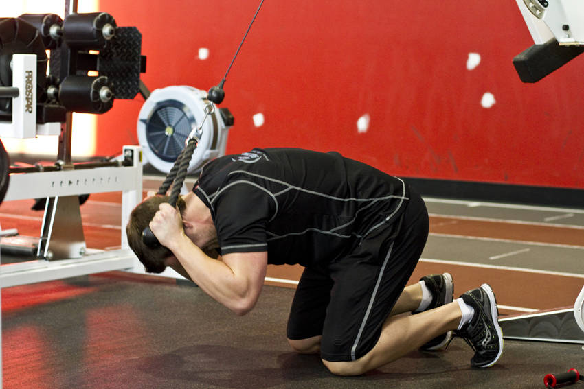Kneeling Cable Crunch With Alternating Oblique Twists — End position